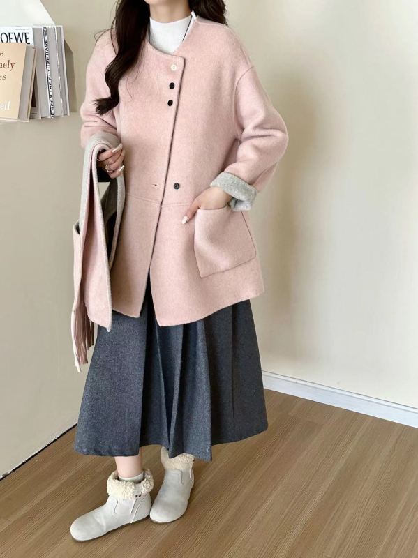 Palton damă din lână reversibil, lungime medie, guler rotund, închidere cu nasturi pe un rând, croială lejeră, mâneci cu umeri căzuți, amestec lână-Lyocell
