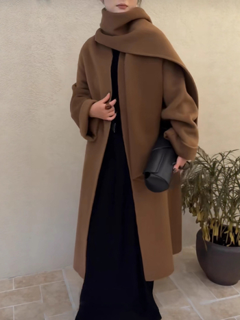 Palton de femei din lână cu guler-fular, croială lejeră, 70–80% lână, amestec poliester, mâneci lungi