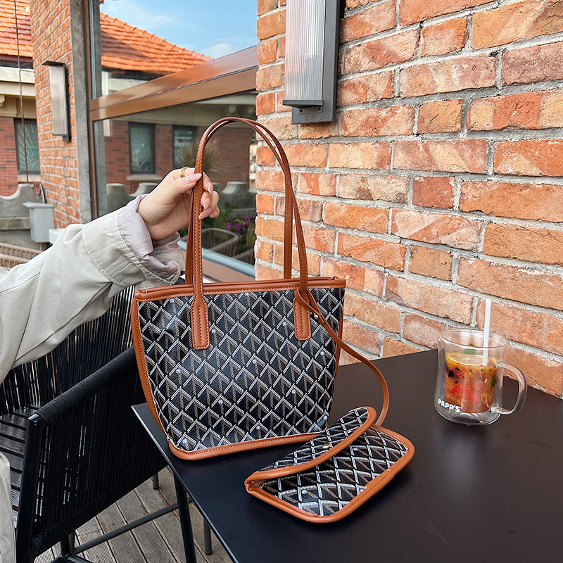 Tote torba s vintage cvjetnim uzorkom i PU kožom, svakodnevna ramena torba s vodoravnim kvadratičnim oblikom, otvor na zip, podstava od poliester, unutarnji džepovi sa zipom i džep za mobitel.