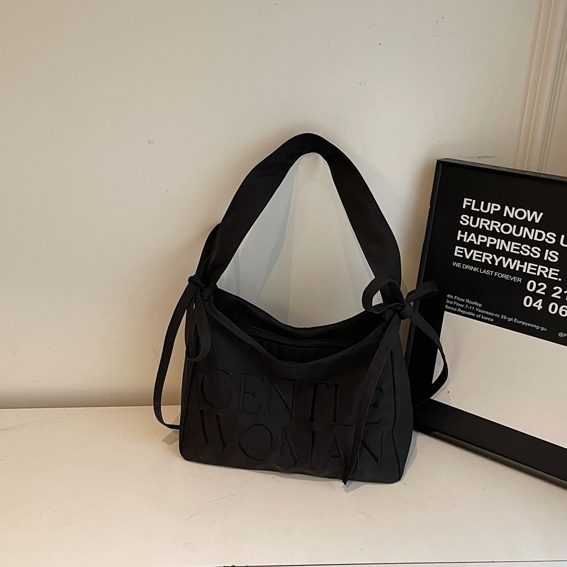 GentleWoman Geantă de subraț cu broderie litere, funda, material Oxford, căptușeală poliester, formă orizontală pătrată, închidere cu fermoar, buzunar interior cu fermoar, curea cu o singură bretea