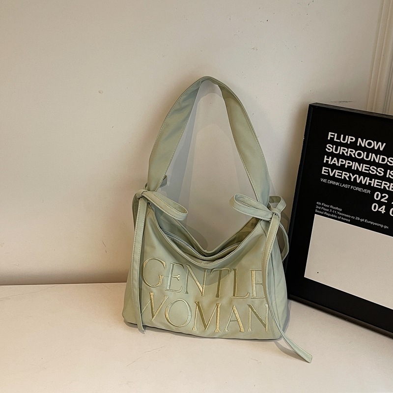 GentleWoman Geantă de subraț cu broderie litere, funda, material Oxford, căptușeală poliester, formă orizontală pătrată, închidere cu fermoar, buzunar interior cu fermoar, curea cu o singură bretea