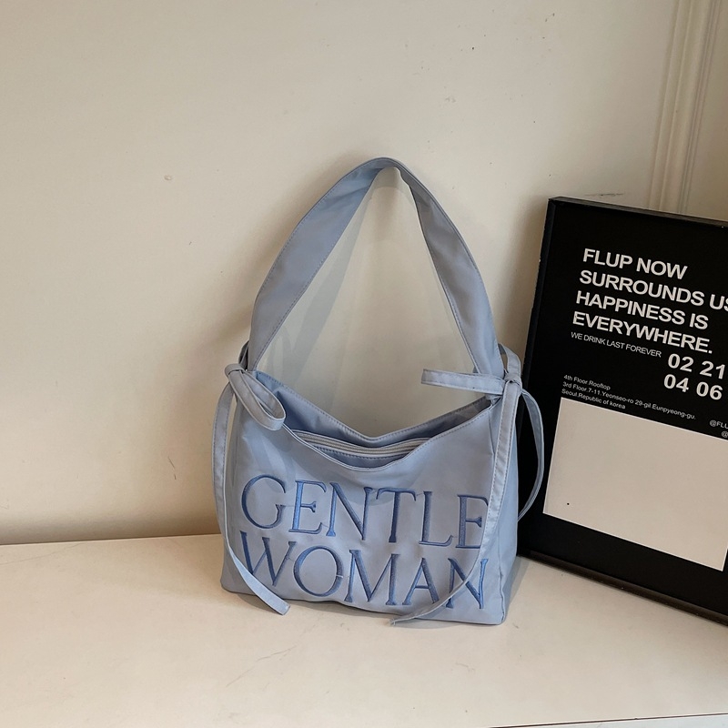 GentleWoman Geantă de subraț cu broderie litere, funda, material Oxford, căptușeală poliester, formă orizontală pătrată, închidere cu fermoar, buzunar interior cu fermoar, curea cu o singură bretea