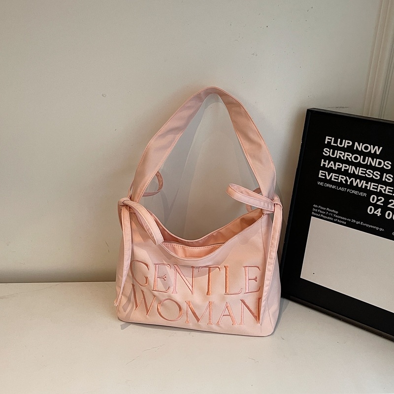 GentleWoman Geantă de subraț cu broderie litere, funda, material Oxford, căptușeală poliester, formă orizontală pătrată, închidere cu fermoar, buzunar interior cu fermoar, curea cu o singură bretea