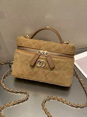 Кроссбоди чанта тип кутия със шлайфана текстура на крокодилска кожа, цип за отваряне, подплата от найлон, единична презрамка