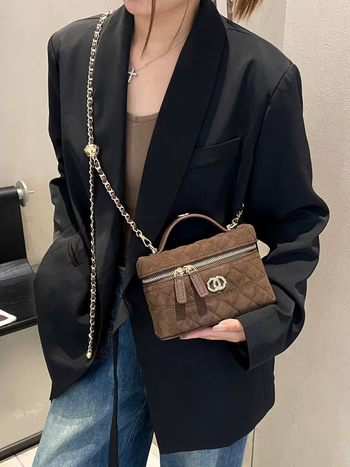 Кроссбоди чанта тип кутия със шлайфана текстура на крокодилска кожа, цип за отваряне, подплата от найлон, единична презрамка