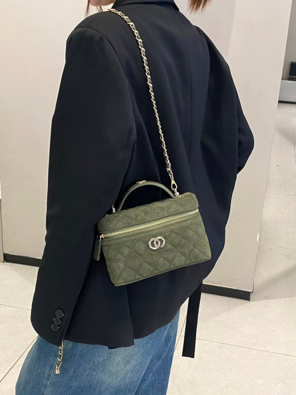 Кроссбоди чанта тип кутия със шлайфана текстура на крокодилска кожа, цип за отваряне, подплата от найлон, единична презрамка