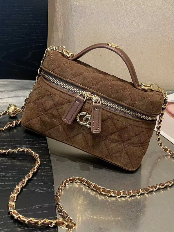 Кроссбоди чанта тип кутия със шлайфана текстура на крокодилска кожа, цип за отваряне, подплата от найлон, единична презрамка