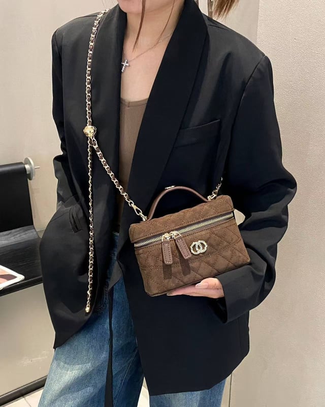 Кроссбоди чанта тип кутия със шлайфана текстура на крокодилска кожа, цип за отваряне, подплата от найлон, единична презрамка