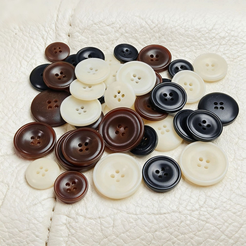 Căptuşe de rășină cu patru găuri pentru sacouri și paltoane, margine subțire concav-convex; potrivite pentru pălării, pulovere, cămăși, costume, cardigane, uniforme, îmbrăcăminte tricotată și pantaloni