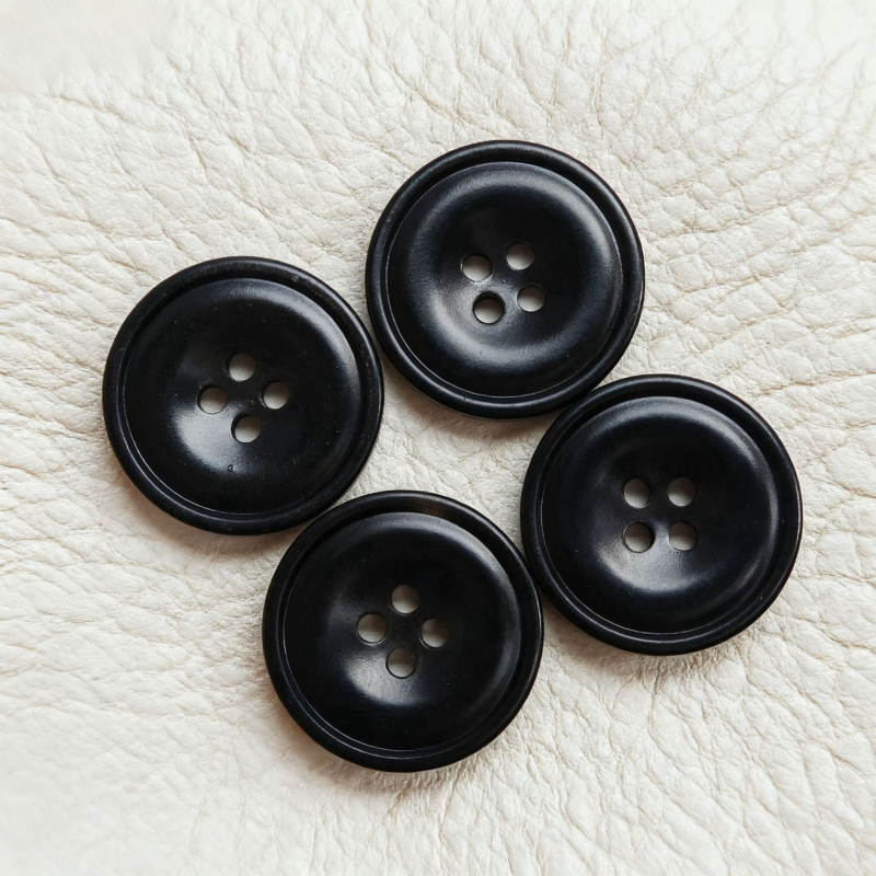 Căptuşe de rășină cu patru găuri pentru sacouri și paltoane, margine subțire concav-convex; potrivite pentru pălării, pulovere, cămăși, costume, cardigane, uniforme, îmbrăcăminte tricotată și pantaloni