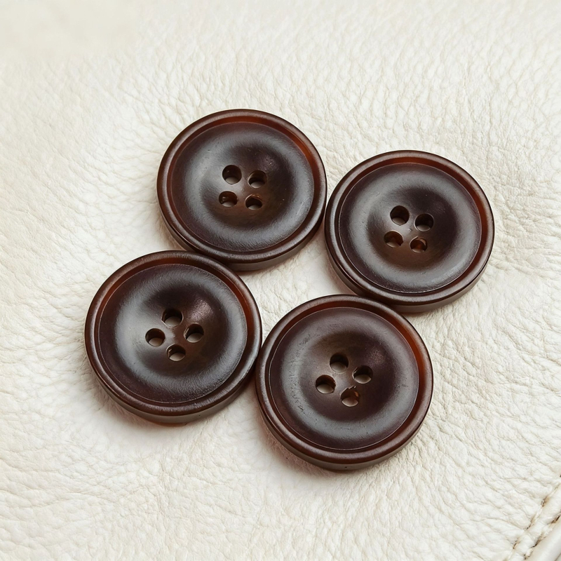 Căptuşe de rășină cu patru găuri pentru sacouri și paltoane, margine subțire concav-convex; potrivite pentru pălării, pulovere, cămăși, costume, cardigane, uniforme, îmbrăcăminte tricotată și pantaloni