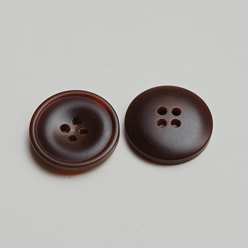 Căptuşe de rășină cu patru găuri pentru sacouri și paltoane, margine subțire concav-convex; potrivite pentru pălării, pulovere, cămăși, costume, cardigane, uniforme, îmbrăcăminte tricotată și pantaloni