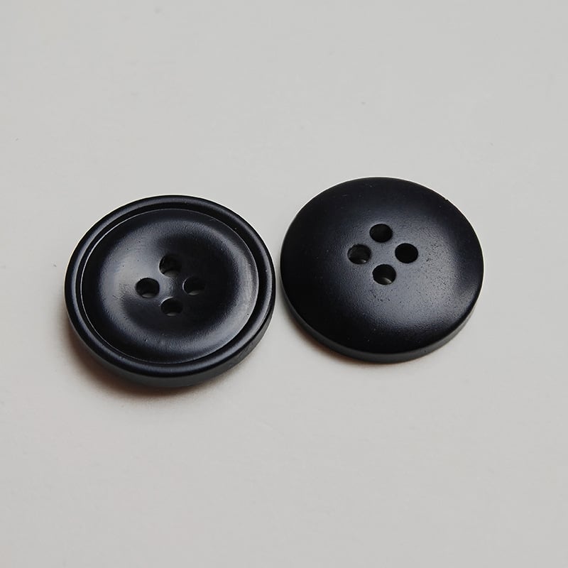 Căptuşe de rășină cu patru găuri pentru sacouri și paltoane, margine subțire concav-convex; potrivite pentru pălării, pulovere, cămăși, costume, cardigane, uniforme, îmbrăcăminte tricotată și pantaloni