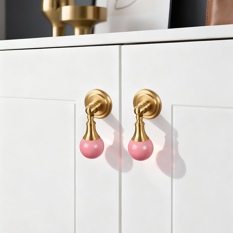 Ορειχάλκινη σφαιρική λαβή ντουλαπιού, σφαιρικός σχεδιασμός, CNC κατεργασία, επιφανειακή εγκατάσταση, στιλ ελαφρού πολυτελείας