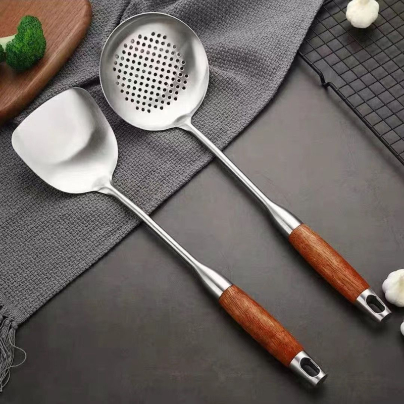 Σετ μαγειρικής από ανοξείδωτο ατσάλι 316 με υψηλή αντίσταση στις θερμοκρασίες και θερμική μόνωση στη λαβή, περιλαμβάνει σπάτουλα, κουτάλι και σουρωτήρι