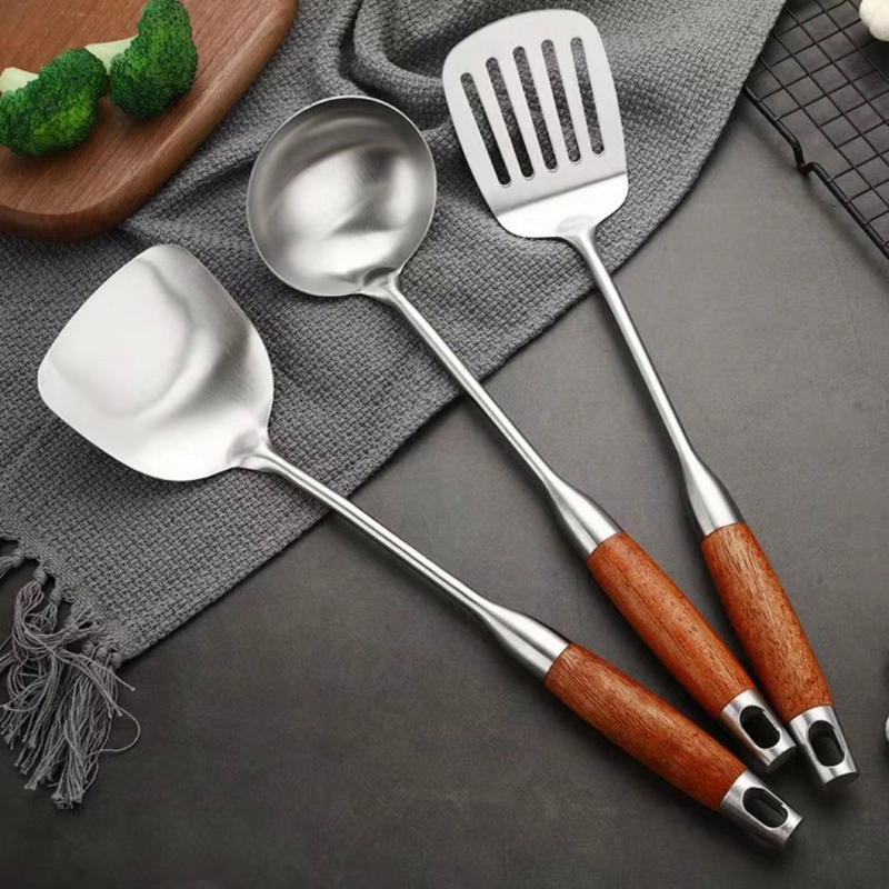 Σετ μαγειρικής από ανοξείδωτο ατσάλι 316 με υψηλή αντίσταση στις θερμοκρασίες και θερμική μόνωση στη λαβή, περιλαμβάνει σπάτουλα, κουτάλι και σουρωτήρι