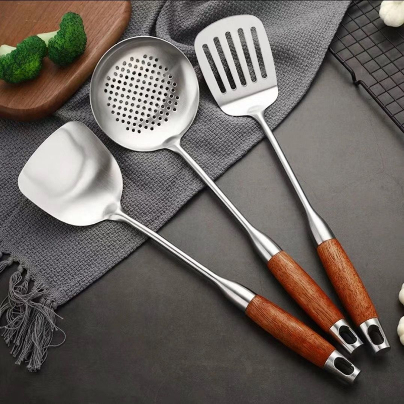 Σετ μαγειρικής από ανοξείδωτο ατσάλι 316 με υψηλή αντίσταση στις θερμοκρασίες και θερμική μόνωση στη λαβή, περιλαμβάνει σπάτουλα, κουτάλι και σουρωτήρι