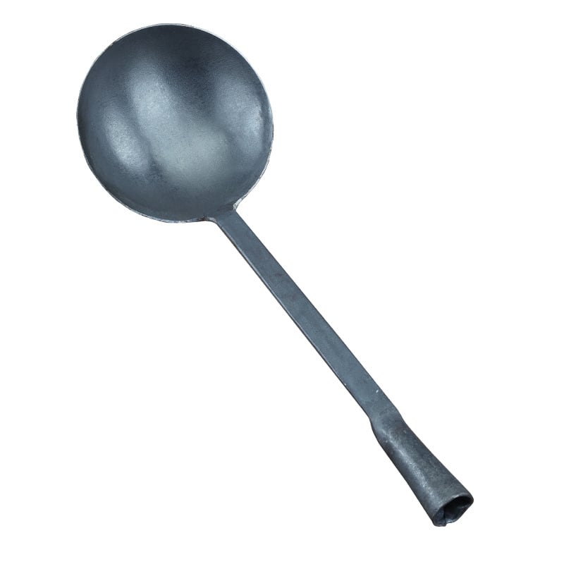 Χειροποίητη κουτάλα από σίδηρο με μακριά λαβή — παραδοσιακό, ρετρό στυλ