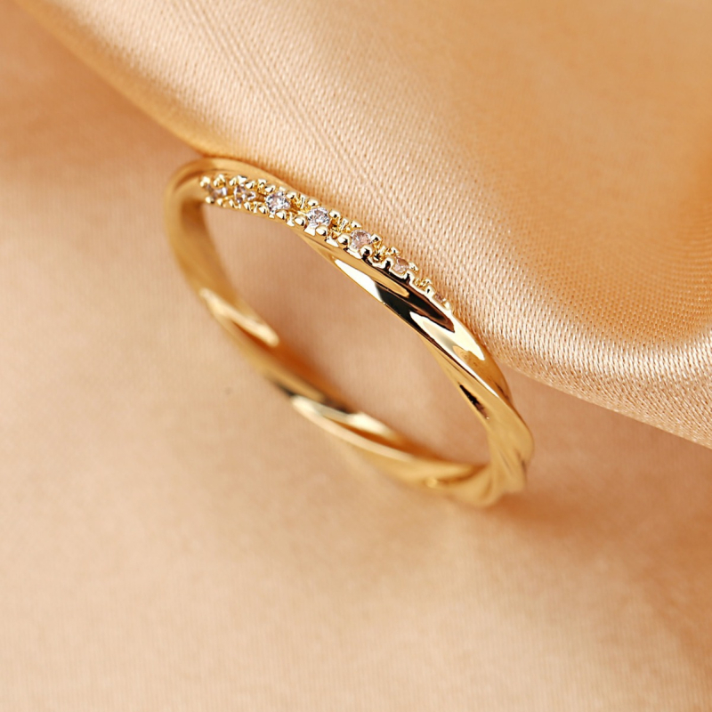 Geometrijski twist prsten s dijamantima — bakar, metalno premazivanje, unisex
