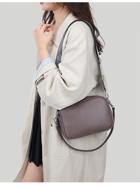 Ženska crossbody torbica - Materijal: Oxford tkanina; Oblik: horizontalni kvadrat; Otvaranje: zatvarač; Unutarnja džep s zipom; Značka: Lian yun