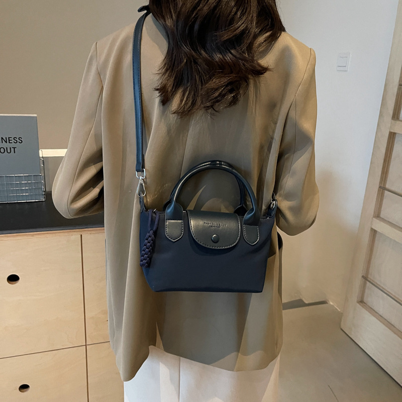 Torba za rame s urbanim minimalističkim stilom i dumpling dizajnom, materijal Oxford tkanina, vodoravni kvadratni oblik s zatvaranjem na zip, unutarnji pretinci: zip pretinac, pretinac za telefon i pretinac za dokumente