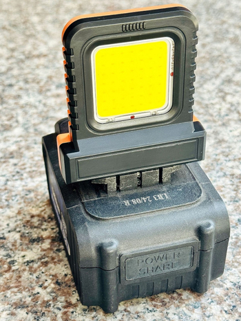 Lampă de camping cu LED, alimentare pe baterie, 21V, 10W, întrerupător cu apăsare din spate