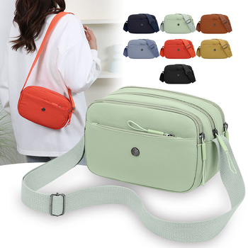 Crossbody torbica od Oxford materijala, horizontalnog kvadratnog oblika, zatvaranje na zip, laminirani unutarnji džep, jedan kaiš