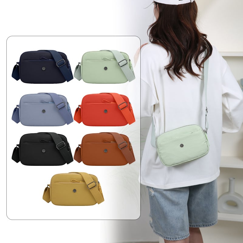 Crossbody torbica od Oxford materijala, horizontalnog kvadratnog oblika, zatvaranje na zip, laminirani unutarnji džep, jedan kaiš