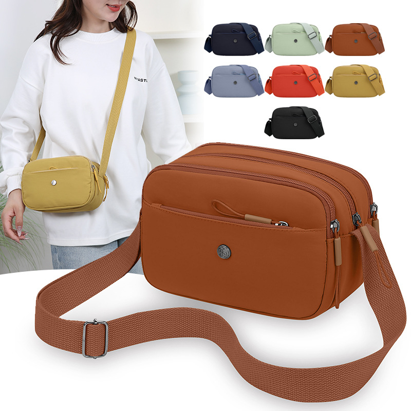 Crossbody torbica od Oxford materijala, horizontalnog kvadratnog oblika, zatvaranje na zip, laminirani unutarnji džep, jedan kaiš