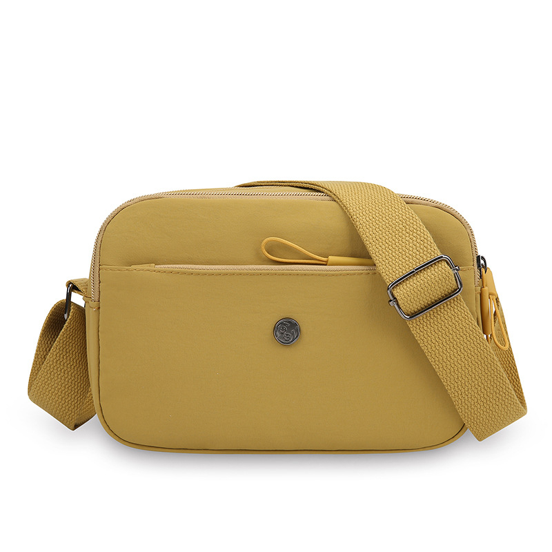 Crossbody torbica od Oxford materijala, horizontalnog kvadratnog oblika, zatvaranje na zip, laminirani unutarnji džep, jedan kaiš