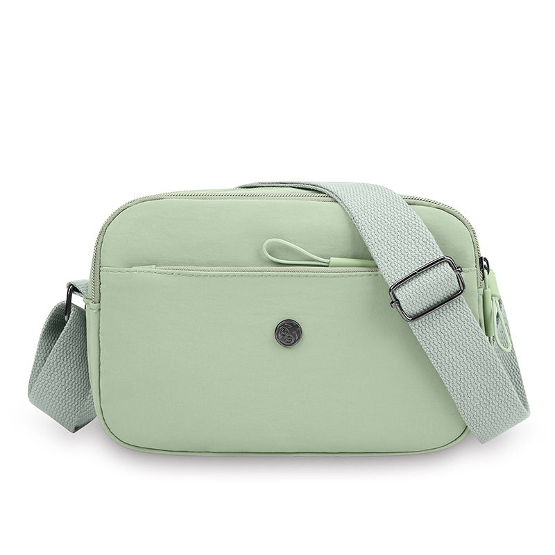 Crossbody torbica od Oxford materijala, horizontalnog kvadratnog oblika, zatvaranje na zip, laminirani unutarnji džep, jedan kaiš