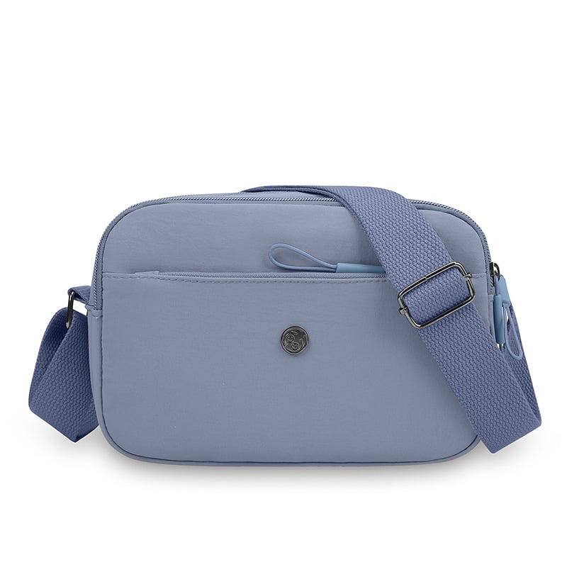 Crossbody torbica od Oxford materijala, horizontalnog kvadratnog oblika, zatvaranje na zip, laminirani unutarnji džep, jedan kaiš