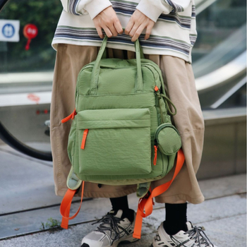 Γυναικείο νάιλον σακίδιο για ταξίδια αναψυχής, υπερ-ελαφρύ, χωρητικότητα κάτω από 20L, καμπύλες ιμάντες ώμων