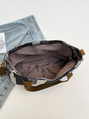 Tote táska, utcai divat, vászon anyagú, függőleges négyzetes forma, cipzáras nyitás, poliészter bélés