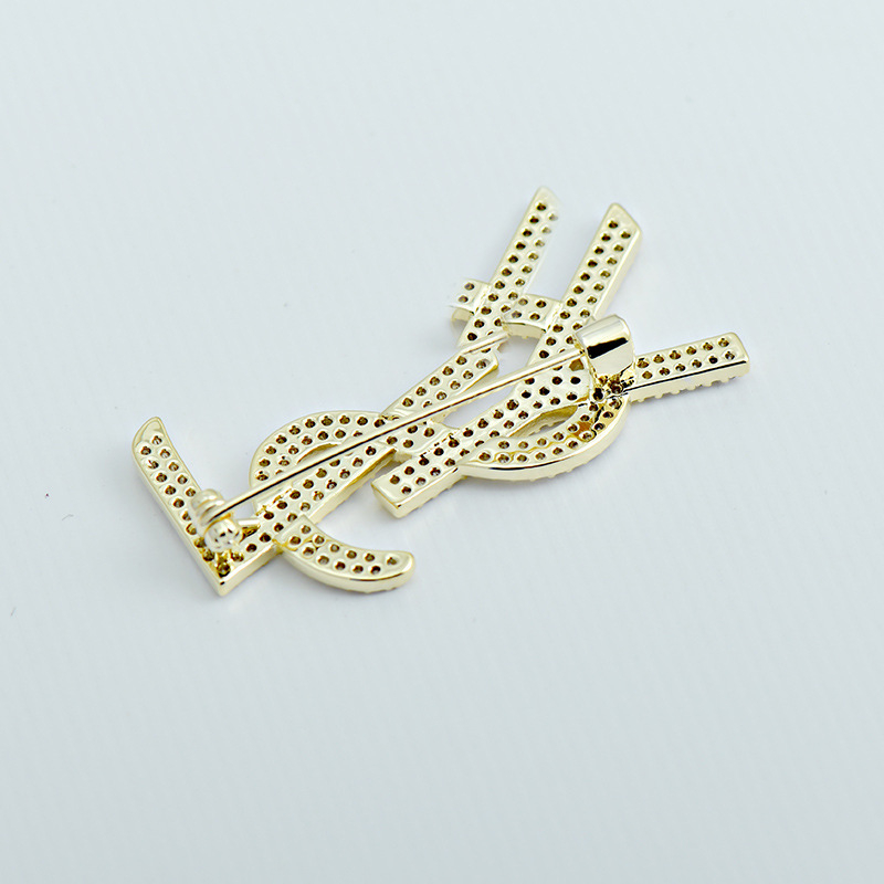 Broșă din cupru cu zirconiu, brand Two squirrels, formă coroană/litere/numere, finisaj diamantat, anti-expunere