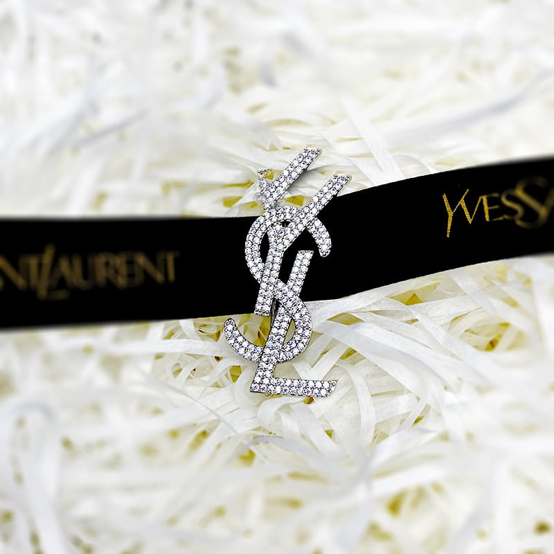 Broșă din cupru cu zirconiu, brand Two squirrels, formă coroană/litere/numere, finisaj diamantat, anti-expunere