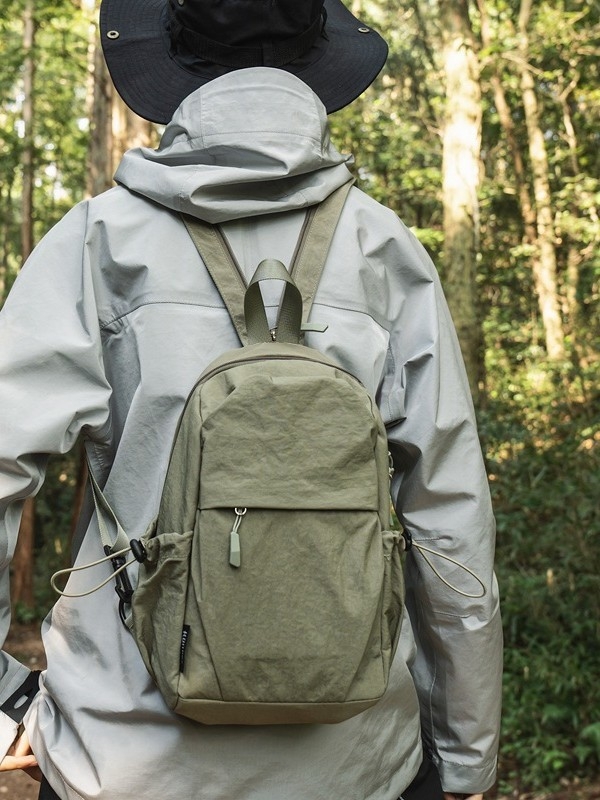 Rucsac mic în stil montan, nylon, impermeabil, compatibil cu laptop de 14 inci, capacitate sub 20 L, primăvara 2025