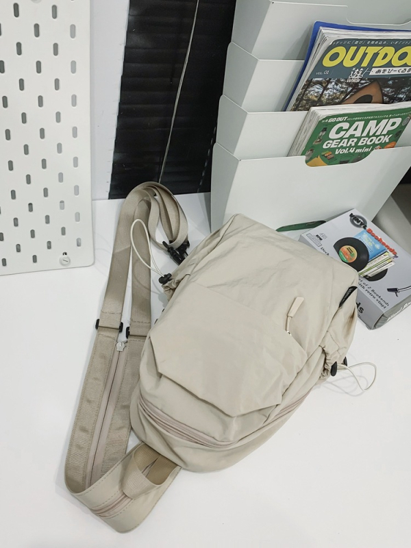 Rucsac mic în stil montan, nylon, impermeabil, compatibil cu laptop de 14 inci, capacitate sub 20 L, primăvara 2025