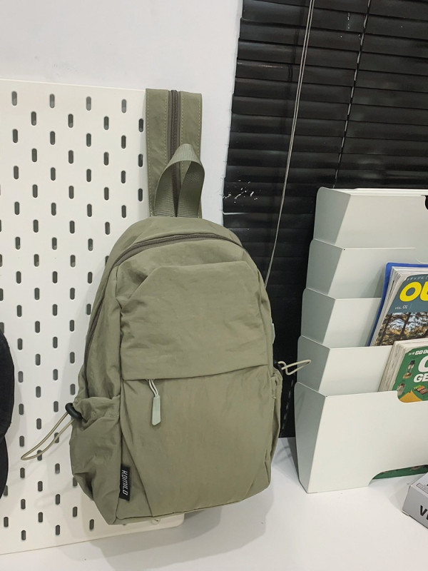 Rucsac mic în stil montan, nylon, impermeabil, compatibil cu laptop de 14 inci, capacitate sub 20 L, primăvara 2025