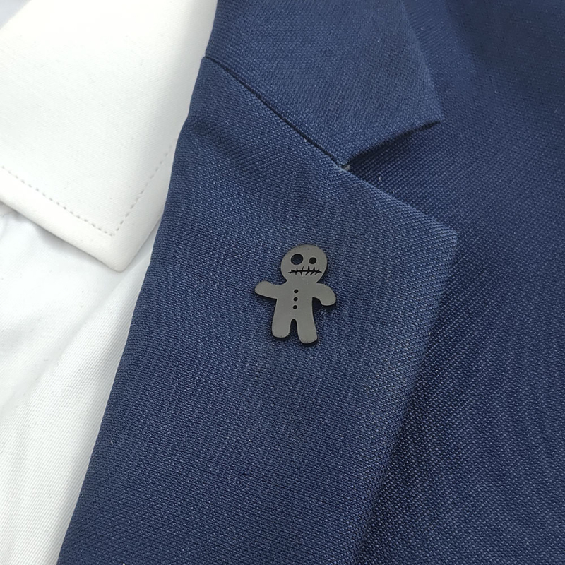 Unisex broš iz nehrđajućeg čelika s motivom užasne lutke i leptir kopčom, elektroplatinirani završetak