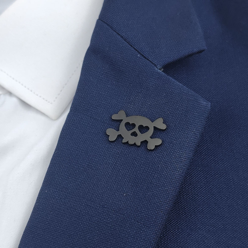 Nerđajuća čelična broš s dizajnom srca i lubanje; unisex, originalni dizajn; oblik 3283093; elektropoliranje; funkcije: memorijal, ukras, dar