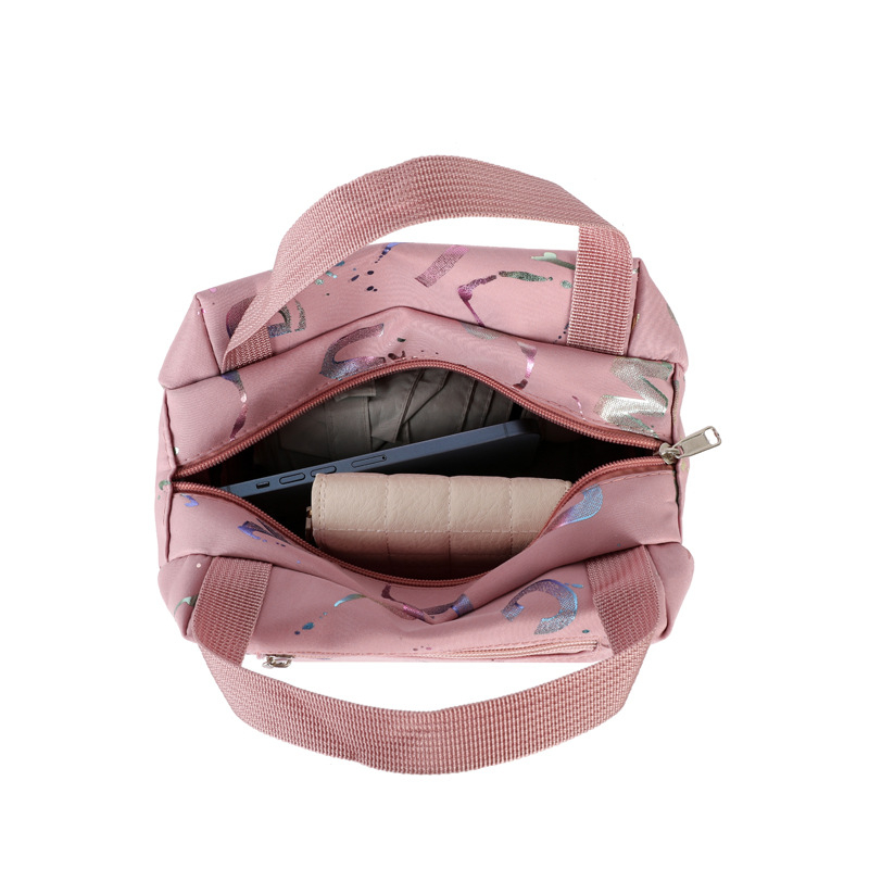 Ženska torbica za poslovna putovanja • Materijal: Oxford tkanina • Oblik: vodoravni kvadrat • Otvaranje: zip • Podstava: najlon