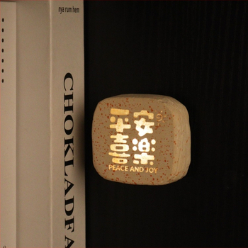 Laiminga katė akmeninė naktinė lempa su magnetiniu ornamentu, tekstas Ramybė ir Džiaugsmas, šilko gėlė, modelis 985