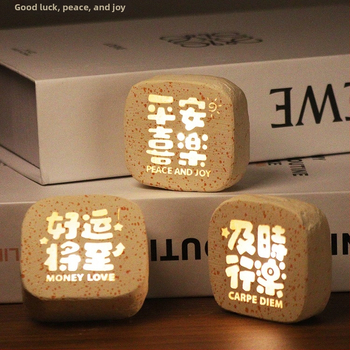 Laiminga katė akmeninė naktinė lempa su magnetiniu ornamentu, tekstas Ramybė ir Džiaugsmas, šilko gėlė, modelis 985