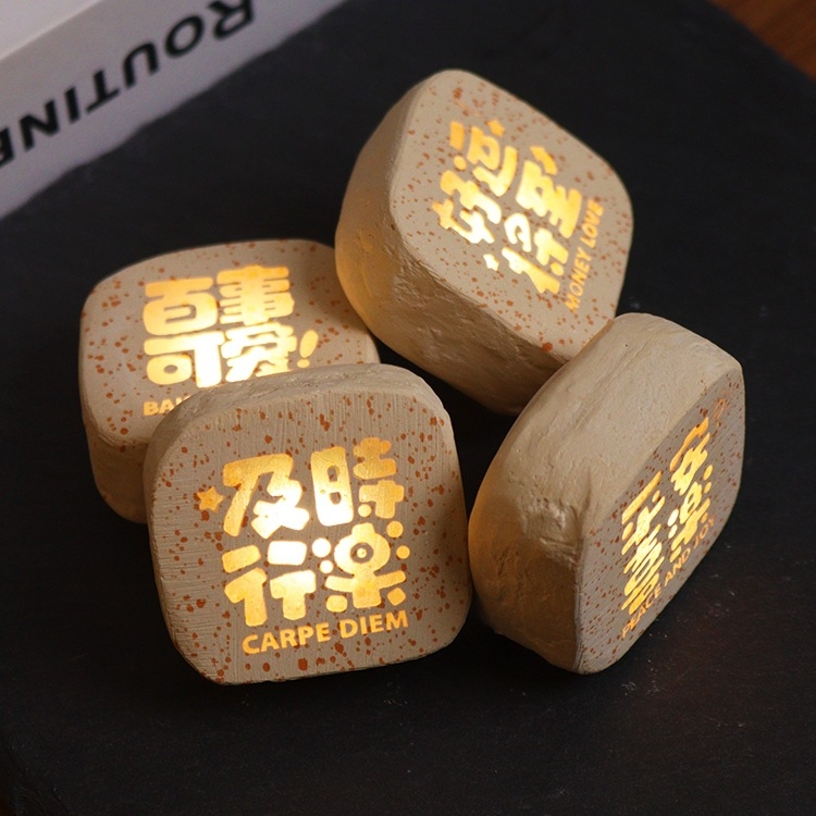 Laiminga katė akmeninė naktinė lempa su magnetiniu ornamentu, tekstas Ramybė ir Džiaugsmas, šilko gėlė, modelis 985