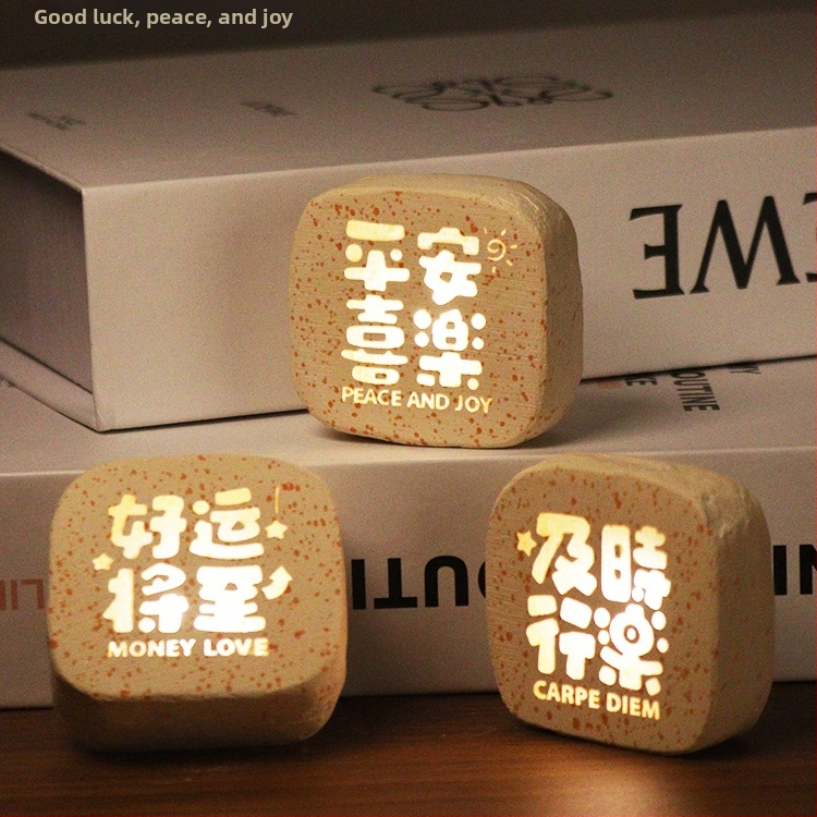 Laiminga katė akmeninė naktinė lempa su magnetiniu ornamentu, tekstas Ramybė ir Džiaugsmas, šilko gėlė, modelis 985