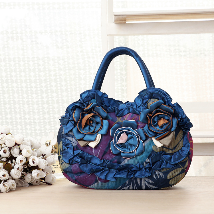 Love of Leigh ženska torbica, svilen materijal, Dumpling bag stil, ovalni oblik, zatvaranje zatvaračem