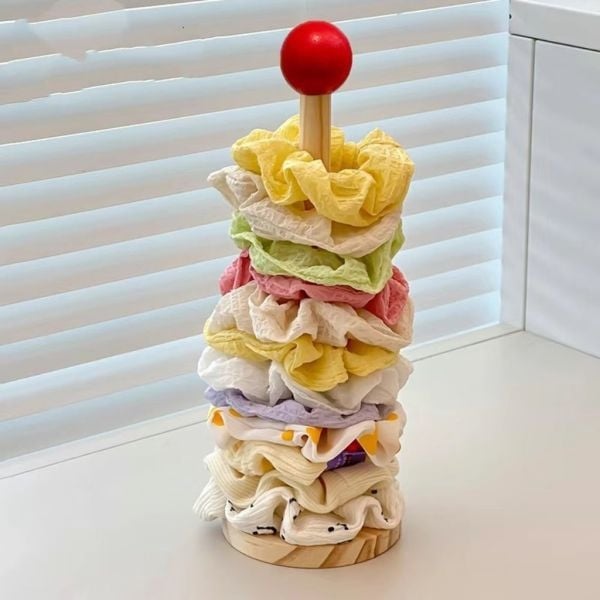 Fából készült hajkiegészítő tároló állvány, függőleges kivitel, karikatúra alakú, egyemeletes, összekapcsoló kivitel, nőies stílus