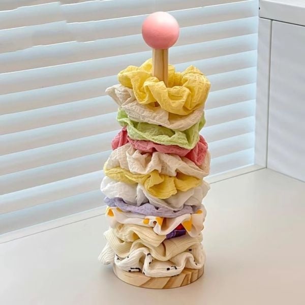 Fából készült hajkiegészítő tároló állvány, függőleges kivitel, karikatúra alakú, egyemeletes, összekapcsoló kivitel, nőies stílus