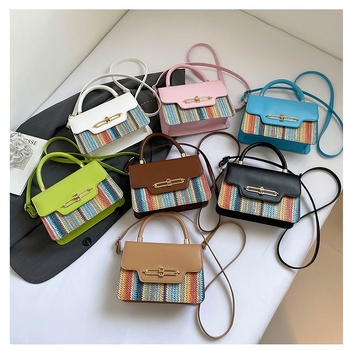 PU materiāla crossbody kvadrātformas soma, oderējums no neilona, aizvērums ar vāku, iekšējā kabata ar rāvējslēdzēju